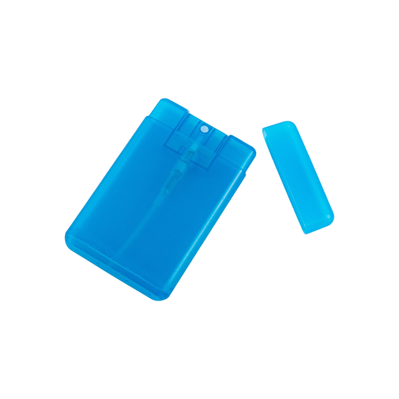 Распылитель в форме карты с пылезащитной крышкой.